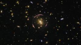 Hubble Einstein Halkasını Yakaladı Einstein Ring
