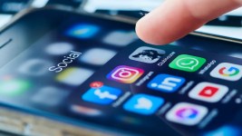 Dezenformasyonun Bir Sonraki Sınırı cellphone cyber tech socialmedia istock e