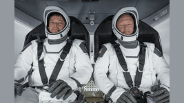 SpaceXin ilk NASA astronotlari Uzay Onur Madalyasi Aliyorlar