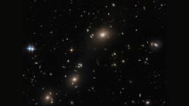 Hubble Ele Geçirilmesi Zor Bir Galaksi Kümesini Yakaladı Hubble Ele Geçirilmesi Zor Bir Galaksi Kümesini Yakaladı