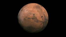 Mars’ın Kızıllığı, Yaşanabilir Geçmişinin Habercisi Olabilir Mars'ın Valles Marineris yarımküresinin mozaiği, bir uzay aracından görülebileceğine benzer bir görünüm olan nokta perspektifine yansıtılmıştır. Gezegenin yüzeyinden uzaklık 2500 kilometre, ölçek ise .6 km/pikseldir. Mozaik, Mars'ın 102 Viking Orbiter görüntüsünden oluşmaktadır. Sahnenin merkezi (enlem -8, boylam 78), batıdaki kavisli graben sistemi Noctis Labyrinthus'tan doğudaki kaotik araziye kadar uzanan, 2000 kilometreden uzun ve 8 kilometre derinliğe kadar olan Valles Marineris kanyon sisteminin tamamını göstermektedir. Birçok büyük antik nehir kanalı kaotik araziden kuzey-merkez kanyonlardan başlar ve kuzeye doğru akar. Her biri yaklaşık 25 kilometre yüksekliğinde olan üç Tharsis yanardağı (koyu kırmızı noktalar) batıda görülebilir. Valles Marineris'in güneyi birçok çarpma krateriyle kaplı çok eski bir arazidir.