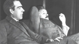 Kuantum Dünyasında Asırlık Hesaplaşma Bitti: Einstein’ın Düşünce Deneyini Yaptılar Niels Bohr ve Albert Einstein 1925 Solvay Konferansı'nda dinlenip tartışırken.