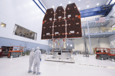 NASA’nın Yeni “Evren Kâşifi” Hazır: Nancy Grace Roman Uzay Teleskobu Tamamlandı NASA Nancy Grace Roman Uzay Teleskobu Goddard Uzay Uçuş Merkezi temiz odasında montaj aşamasında ve devasa güneş panelleri önünde mühendisler.