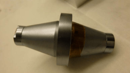 Ultra kararlı lazerler teknolojisinde frekans sabitleme için kullanılan JILA ve PTB tasarımı kriyojenik silikon optik kavite ve kristal ayna düzeneği.