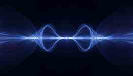 Simetrik mavi ışık dalgalarının merkezde girişim oluşturduğu kuantum modelini andıran soyut desen, Majorana kübitlerinde okuma sürecindeki kuantum durum etkileşimini temsil ediyor.